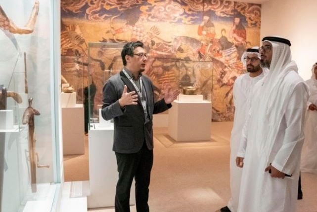 Халид бен Мохаммед посетил выставку "Фурусия" в Лувре Абу-Даби
