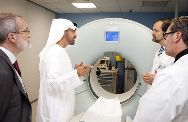 Мохамед бен Заид разговаривает с врачами