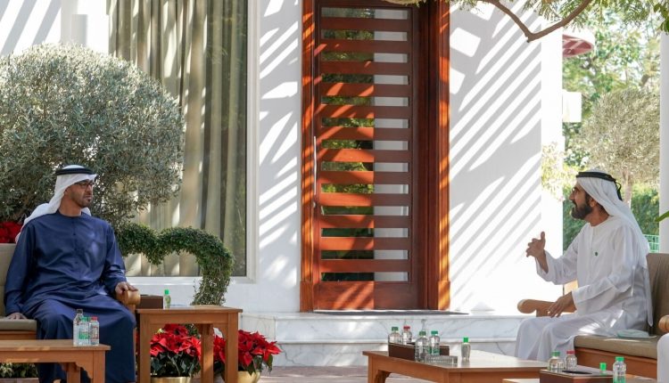 Мохаммед бин Рашид и Мохаммед бин Заид обсуждают способы повышения счастья, социальной стабильности граждан